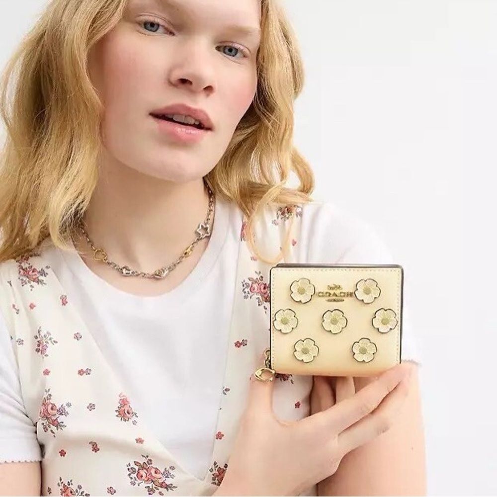 NWOT Coach Snap Wallet with Floral Appliqué in Moonlight Yellow Leather CAP16 - Picture 12 of 12